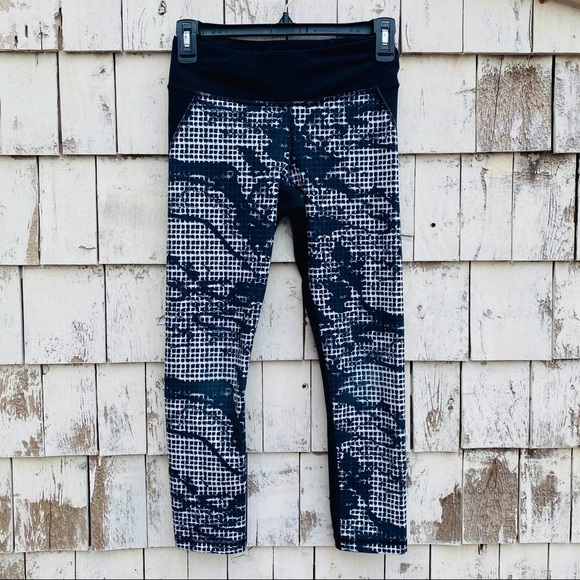 Under Armour Pants - Under Armour HeatGear Fitted Cropped Leggings